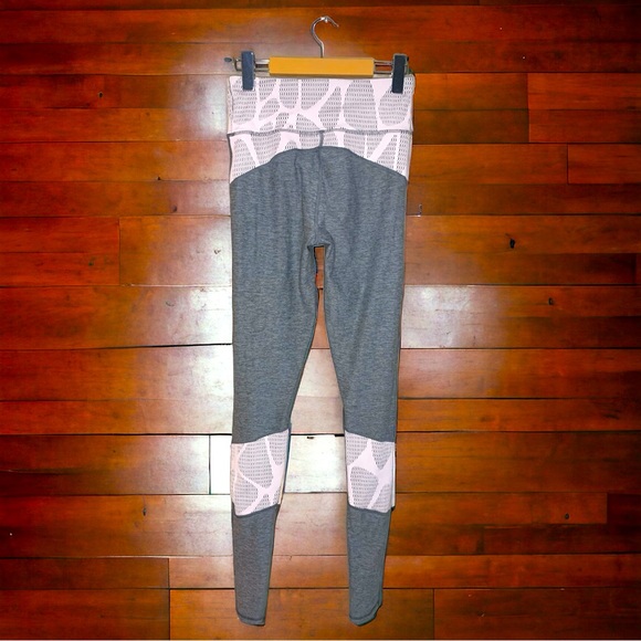 PUMA Women’s leggings with back pocket- Small - Picture 3 of 4